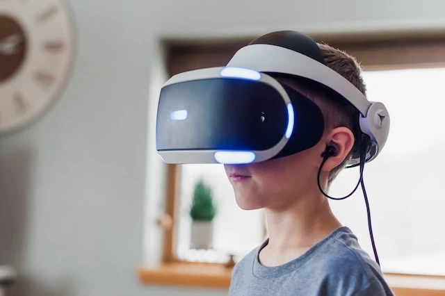 advantages of a standalone VR headset over a tethered VR headset